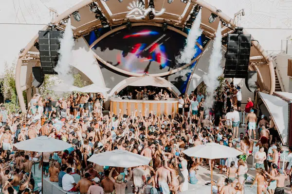 Las Vegas Pool Parties You'll Fall In Love With by Holiday Genie